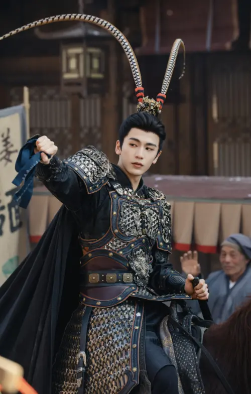 ▲張凌赫雉雞翎造型在古裝劇中也很少見到，視覺效果十足。（圖／翻攝自微博@張凌赫工作室）