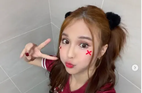 樂天琳妲跳一半背心滑落！肩帶當場鬆開手狂遮　險走光畫面流出