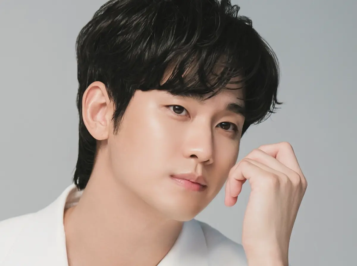 ▲金秀賢（如圖）因為跟金賽綸的感情+金錢糾紛導致形象全毀，雖然工作全無，但粉絲還是力挺，捧他蟬聯47週人氣演員票選冠軍，李準基、邊佑錫、李俊昊都輸他。（圖／IG@goldmedalist_official）