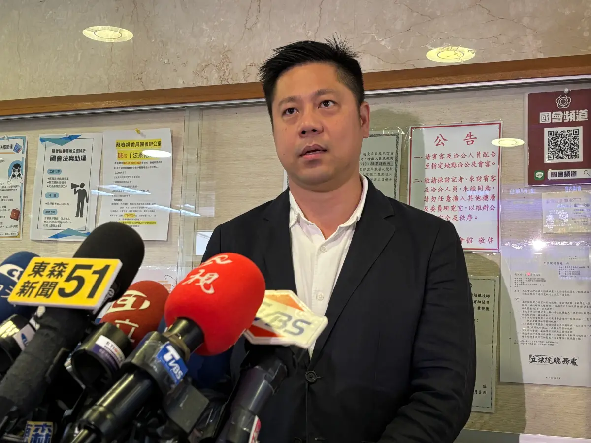 ▲賴俊翰受訪時表示，尊重司法調查、等待黨中央的決定。（圖／記者陳韻年攝，2026.04.02）