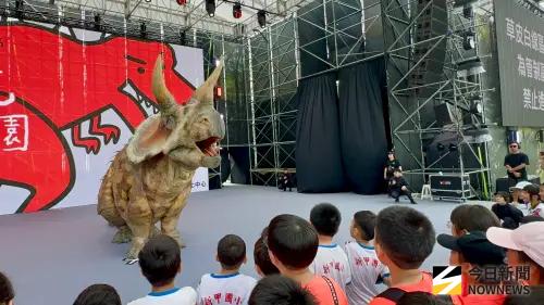 ▲日本知名擬真恐龍團隊DINO-A-LIVE帶來「恐龍面對面」體驗。（圖／記者陳美嘉攝，2026.04.02）