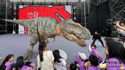 ▲日本知名擬真恐龍團隊DINO-A-LIVE帶來「恐龍面對面」體驗。（圖／記者陳美嘉攝，2026.04.02）