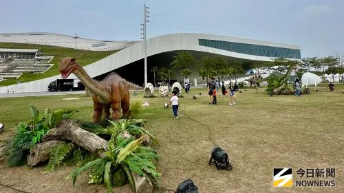 ▲ 「恐龍酷樂園」結合舞台展演、互動體驗與科普教育，除日本擬真恐龍演出外，現場亦規劃恐龍大草原、化石體驗區、恐龍運動會及主題市集等多元內容。（圖／記者陳美嘉攝，2026.04.02）
