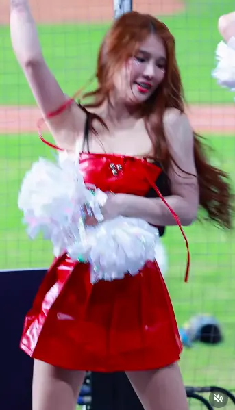 ▲琳妲（如圖）一邊繼續表演，一手則放在胸前防止走光，最後順利完成演出。（圖／琳妲IG ＠linda831212）