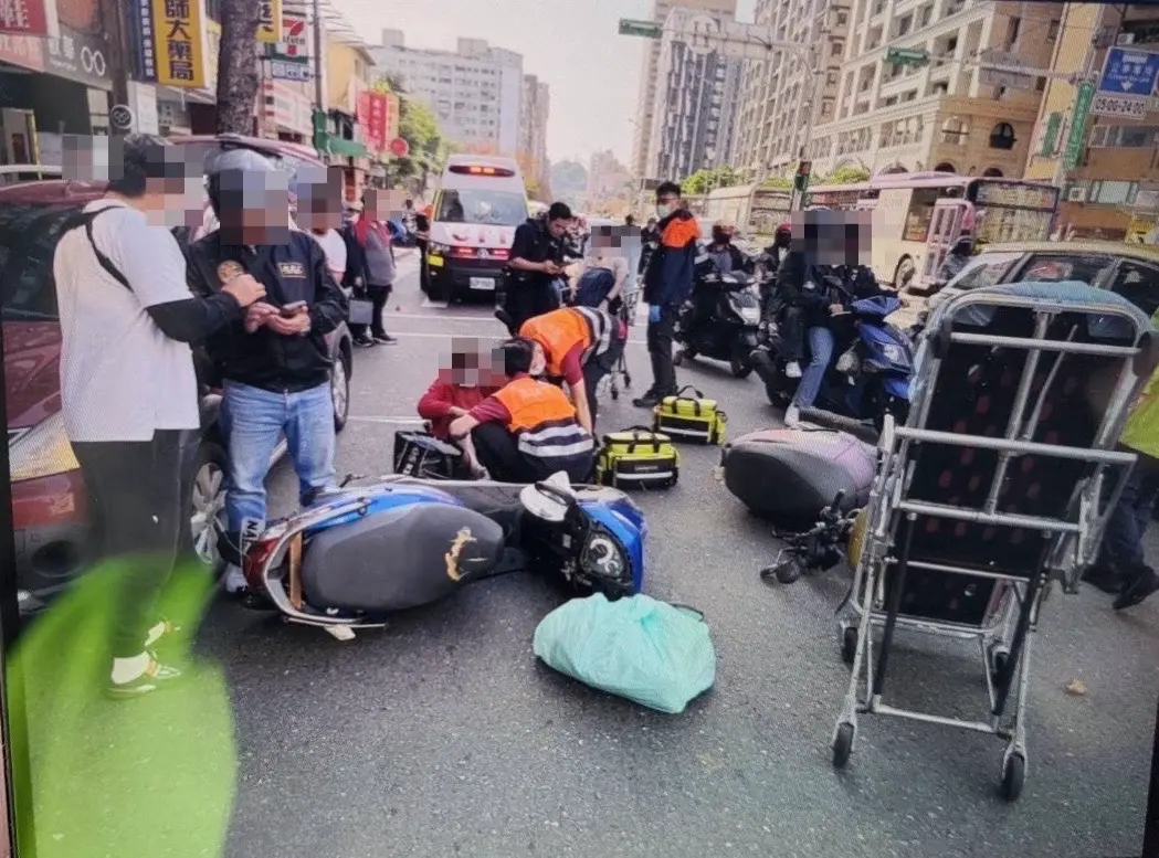 ▲台北市大安區今（2日）上午發生一起恐怖連環車禍，造成3人受傷送醫。（圖／警方提供）