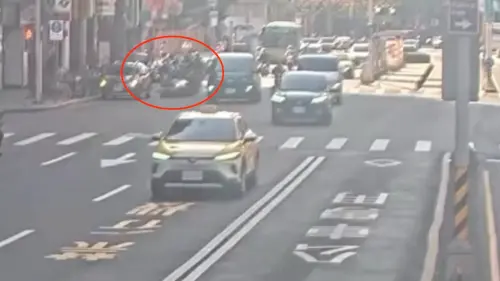 ▲23歲的陳姓女子先撞擊前方的機車後肇事，而後方的機車閃避不及再撞上陳女的機車。（圖／警方提供）