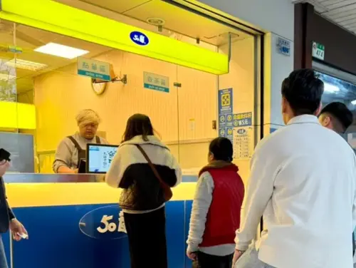 ▲有民眾提到，50嵐其實有隱藏店員「金吧檯手」，不只是身穿黑金色圍裙，做出來的飲料更順口。（示意圖／記者蕭涵云攝）