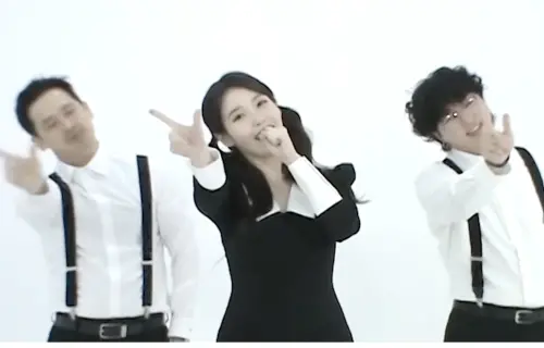 ▲IU 15年後外貌幾乎沒有任何變化，加上故意調成低畫質，差點騙倒粉絲們。（圖／YT ＠이지금 [IU Official]）