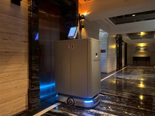 ▲居之友導入負重200公斤與具備自動導航系統的「大型電梯配送機器人」，協助住戶運送大型包裹。（圖／業者提供）