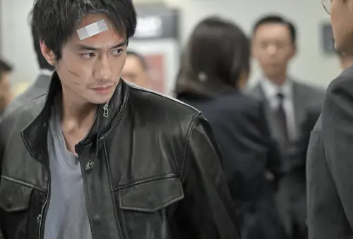 ▲劉俊謙（左）在《寒戰1994》扮演梁家輝角色的青年時期，是片中的重要主角。（圖／華映娛樂提供）