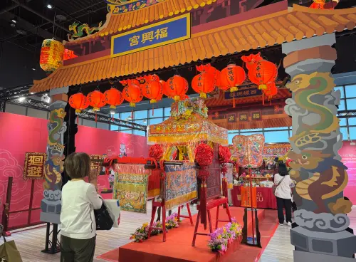 新光三越出現拜拜奇景！西螺太平媽駐駕　還可以擲筊祈福、躦轎腳