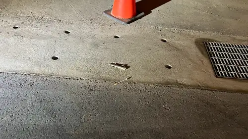 ▲曾男於盤查過程中因心虛，悄悄將口袋內的毒品吸食器往草叢丟棄。（圖／警方提供）