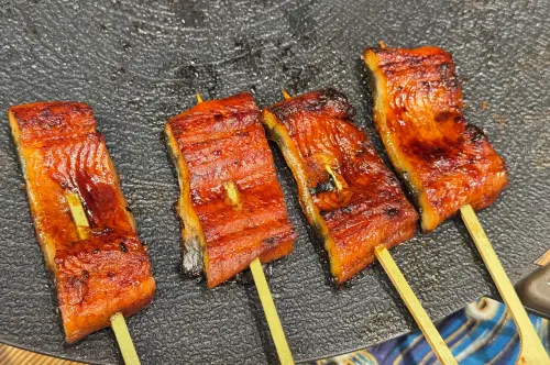 ▲新光三越《第二回－T368城鄉物產展》日將蒲燒鰻 鰻魚串買一送一。（圖／記者鍾怡婷攝）