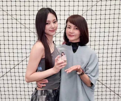 ▲子瑜（左）帶著TWICE回台北開演唱會，媽媽（右）全程陪伴女兒。（圖／IG @topbeauty_lydia）