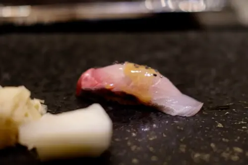 ▲西村德子料理長的握壽司很多元又有創意，圖為尖梭魚握壽司。（圖／記者葉盛耀攝）