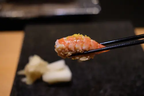 ▲西村德子料理長選擇食材包含台灣與日本的魚穫。（圖／記者葉盛耀攝）