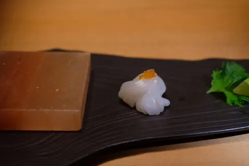 ▲套餐中還有花枝刺身，吃時直接沾佐旁邊的岩鹽板，很有食趣。（圖／記者葉盛耀攝）