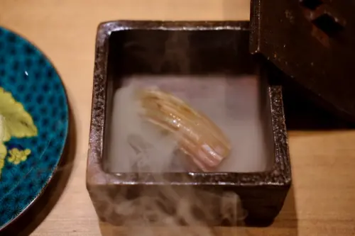 ▲握壽司也能再煙燻過，展現多元手法與豐富滋味。（圖／記者葉盛耀攝）