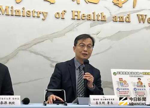 ▲食藥署長姜至剛證實，最早是從事油品、餐飲及烘焙業務的南僑集團檢驗時發現疑似異常，中聯再檢驗後確認有問題才主動通報。（圖／記者張乃文攝）