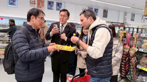 ▲ 黃偉哲也向民眾發放試吃品，濃郁的果香吸引不少消費者駐足詢問，台南隊透過當地消費者的回饋，對英國市場有更深入的認識。（圖／南市府提供）