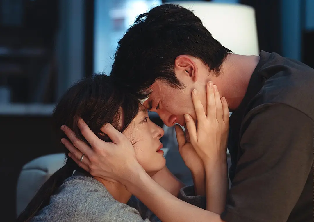 ▲吳慷仁（右）在首部陸劇《危險關係》中，變身斯文敗類，秒變臉狂PUA孫儷（左），超狂演技讓粉絲看到雞皮疙瘩。（圖／微博@劇集危險關係）