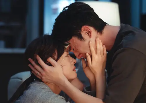 ▲吳慷仁（右）與孫儷（左）在《危險關係》中飾演關係扭曲的夫妻。（圖／微博@劇集危險關係）