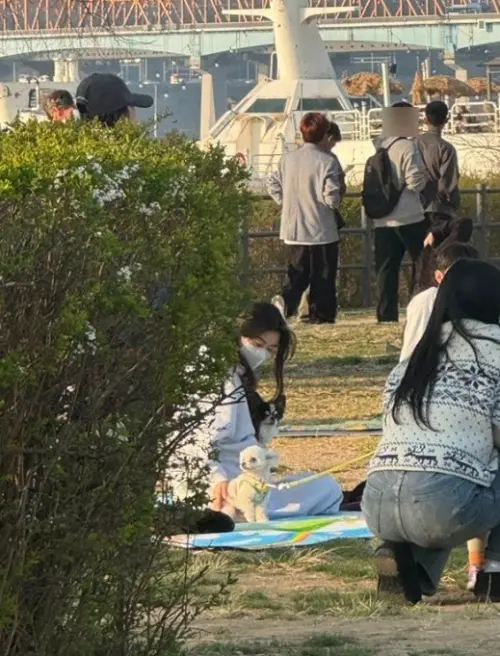 ▲和李光洙約會中的李先彬（如圖）雖然戴著口罩，但擋不住出眾的氣質。（圖／X @BelchiorJvitor）