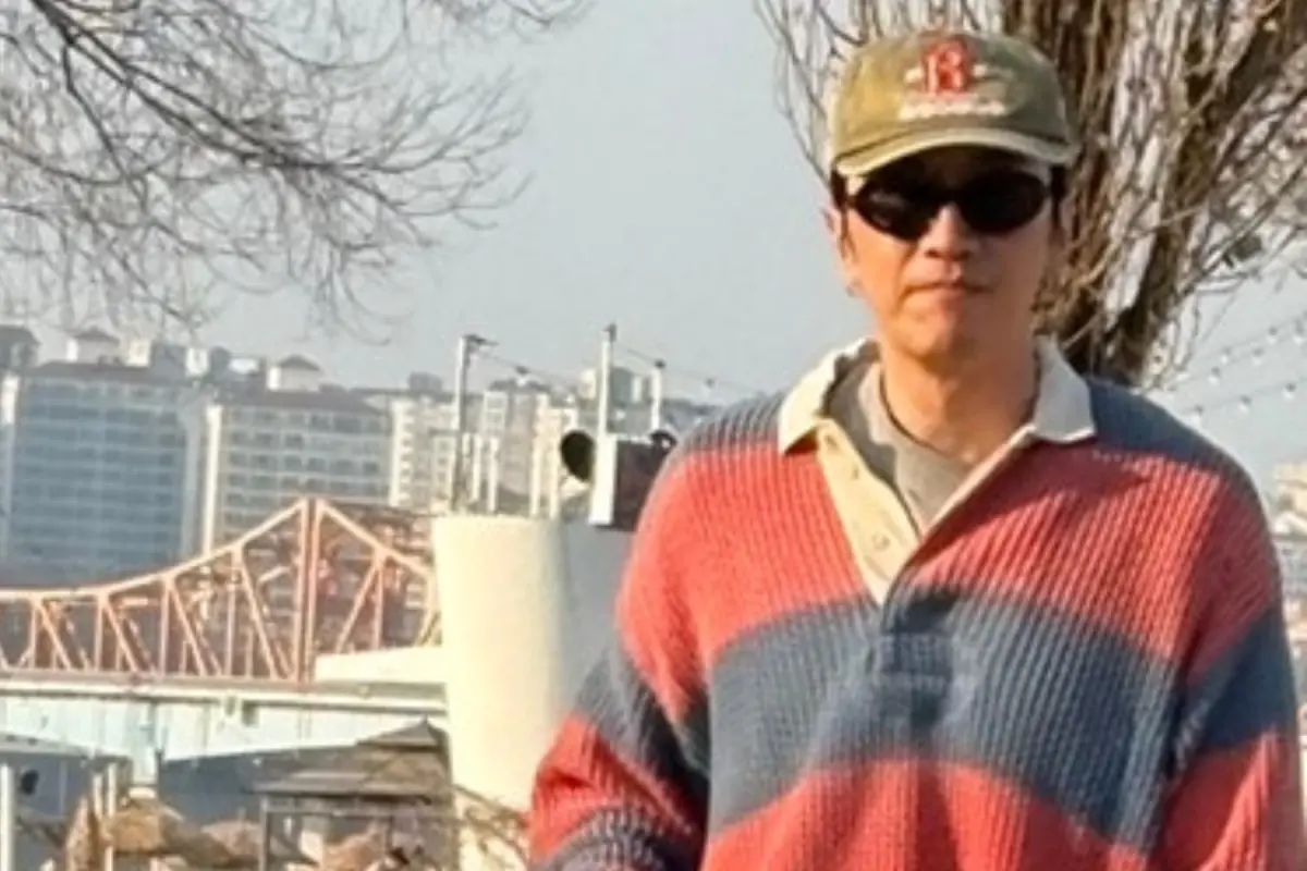 ▲李光洙（如圖）、李先彬被目擊在漢江公園野餐約會，交往9年依然超甜蜜，兩人包緊緊但還是因為高挑的身材被秒認出。（圖／X @BelchiorJvitor）