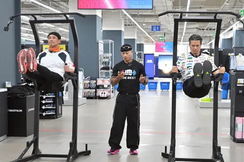 ▲江宏恩（左）手拿54公斤一共4個沙袋，相當游刃有餘的快速前進，優異表現讓場邊主播蔡尚樺忍不住讚嘆。（圖／好看娛樂提供）