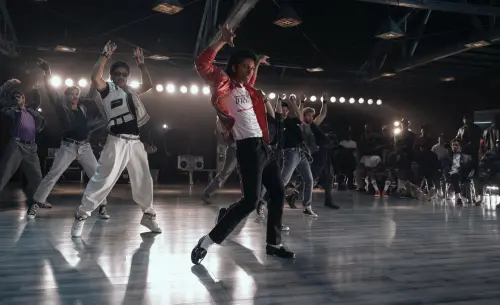 ▲《麥可傑克森》由已故流行樂天王的親姪子賈法傑克森（中）主演，他為了呈現叔叔的經典舞步，常常練舞練到腳流血，神還原本尊的樣貌，逼哭粉絲。（圖／UIP提供）