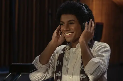 ▲《麥可傑克森》票房反應備受矚目，賈法傑克森（中）飾演麥可，讓導演、製片都讚嘆。（圖／UIP提供）