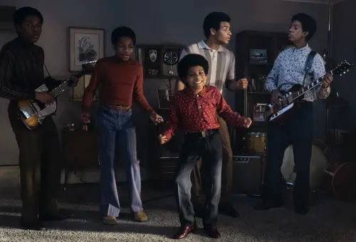 ▲《麥可傑克森》也有提及麥可小時候在傑克森5人組的經歷。（圖／UIP提供）