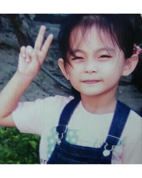 ▲▼小時候的子瑜一對招風耳相當明顯，長相可人、膚色較為黝黑。（圖／twicesquare IG）