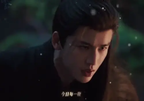 ▲張凌赫（如圖）在《逐玉》有一場鞭打戲，竟真的挨了108鞭。（圖／微博@聞娛教主）