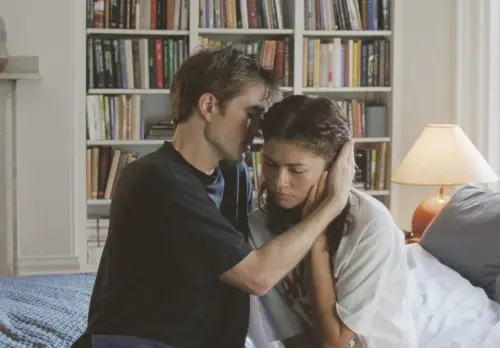 ▲羅伯派汀森（左）與千黛亞（右）在《抓馬戀人》的婚事籌備很波折。（圖／采昌國際提供）