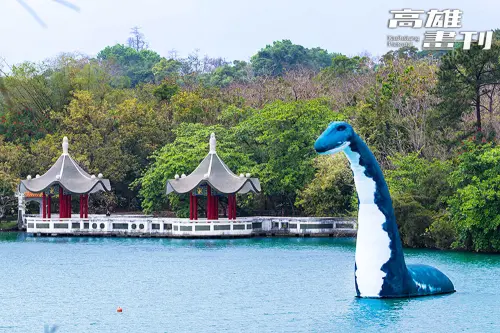 ▲澄清湖也打造水中巨獸場景，儼然是「尼斯湖水怪」。（圖／高雄市政府臉書）