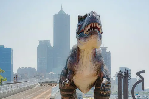 ▲高雄輕軌駁二大義站的恐龍（圖／取自高雄駁二藝術特區臉書）