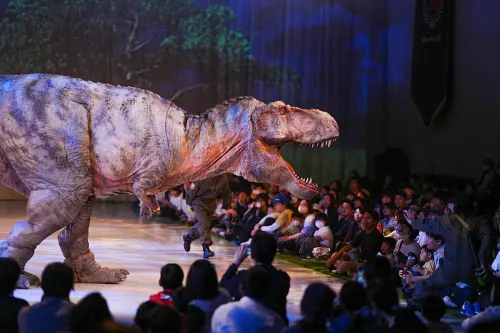 ▲「恐龍酷樂園」在高雄衛武營登場，最大亮點為日本知名擬真恐龍團隊 DINO-A-LIVE 首度來台，帶來獨特沈浸式體驗。（圖／高雄市政府教育局提供www.facebook.com/educationbureaukaohsiung）