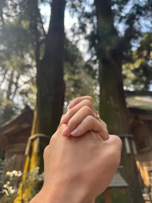 ▲內田有紀與柏原崇在經紀公司官網曬婚戒，正式官宣婚訊。（圖／翻攝自10BEANS官網）