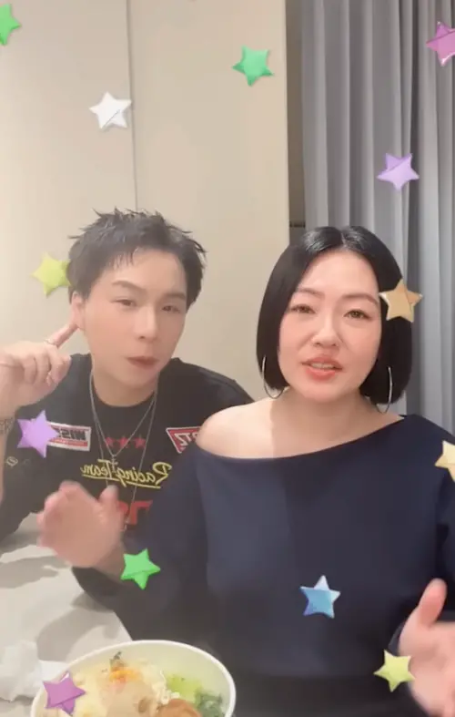 ▲小S（右）在直播中分享自己目前主持的狀態和真實情緒。（圖／小S IG@elephantdee）