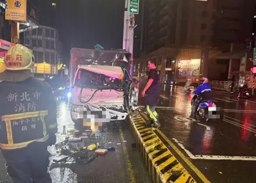 分心代價慘重！新莊貨車駕駛行車「擦眼鏡」　自撞安全島車頭全毀