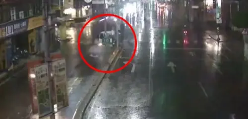 ▲2日深夜新莊貨車自撞安全島，駕駛疑擦眼鏡分心釀禍，車頭嚴重毀損。（圖／翻攝畫面）