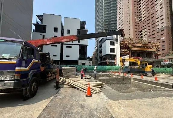 快訊／摔進2米深蓄水池！高雄前鎮工地工安事故　工人火速送醫