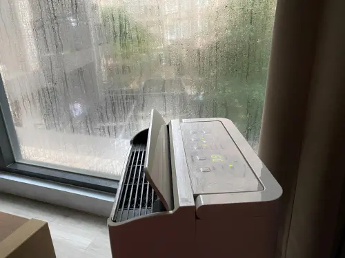 ▲除濕機位置比「一直開」更重要！專家提醒應將機器放置在「空氣流動處」，而非牆角或大型家具旁。機器應與牆面保持適當距離，才能有效循環室內濕氣、提升除濕效率；若能放在房間中心點並搭配循環扇，吸力效果更具威力。圖為資料照。（圖／記者徐銘穗攝）