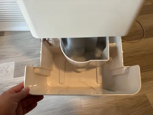 ▲細菌軍團真的不見了！ 實拍同台除濕機塑料水箱清潔成果對比。上緣陳年粉紅色水垢與黏液，經由物理刷洗、過碳酸鈉浸泡殺菌與徹底乾燥後，水箱整體乾淨如新。實測證明正確清潔能有效斷絕细菌温床。（圖／記者徐銘穗攝）