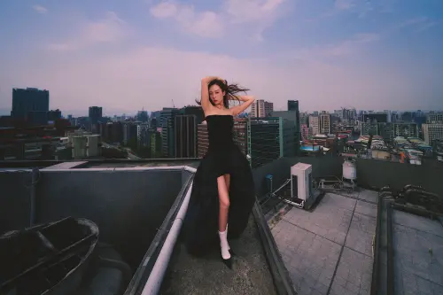 ▲吳卓源（如圖）甩掉過往的紛擾，決定勇敢向前走。近期她入主新東家華研音樂，期望在音樂上有新的火花。（圖／華研音樂提供）