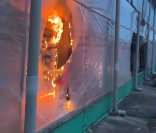 ▲3日清晨5時30分後壁蘭花園區起火，燃燒25平方公尺，約1小時撲滅，無人傷亡但損失約20萬元。（圖／翻攝畫面）