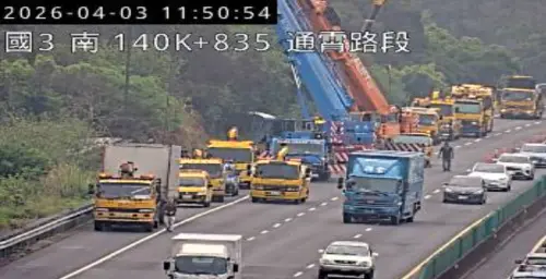 清明連假首日就塞爆！國3苗栗通霄聯結車翻覆　車流回堵約5公里