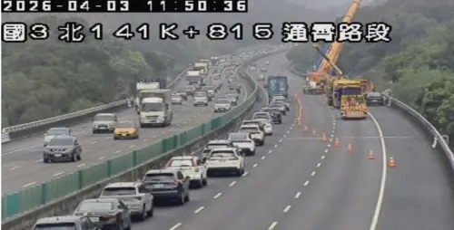▲國3苗栗通霄段聯結車翻覆，占用路肩，車流回堵約5公里，尚未排除籲改道慢行。（圖／攝自高速公路資訊網）