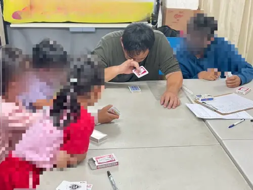 ▲ 高雄市少年隊、少輔會點燈計畫三民據點課後班魔術課程。（圖／高雄市少年隊提供）